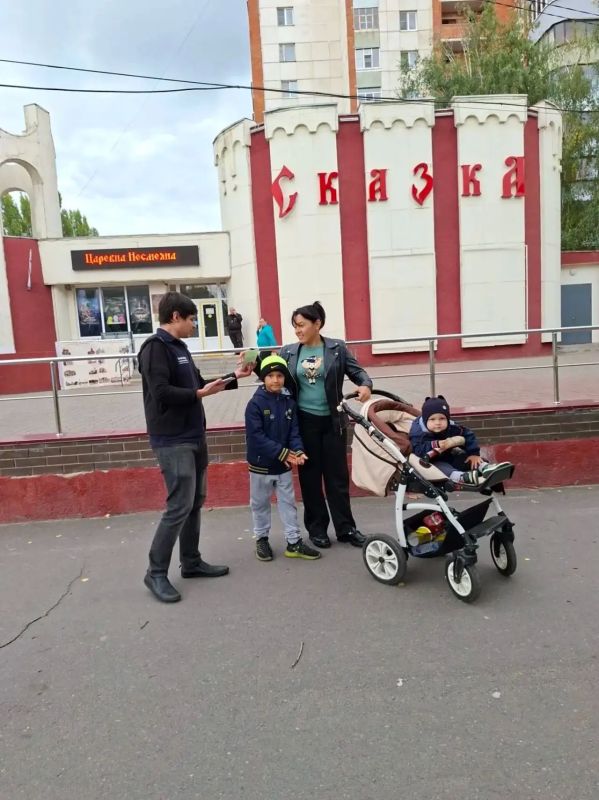 Центр досуга «Сказка» раздал курянам открытки с памятными местами города Центр досуга «Сказка» раздал курянам открытки с памятными местами города