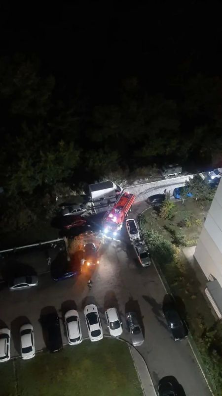 В Курске из-за припаркованных машин пожарные шли к дому на Победе пешком