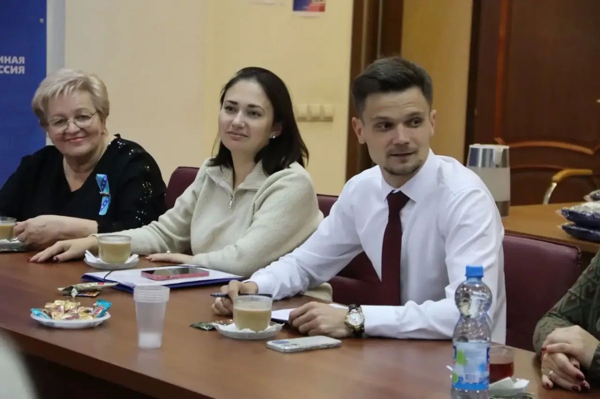В кругу коллег и друзей. В преддверии Дня воспитателя и всех дошкольных работников в региональном исполкоме партии приветствовали тех, кто первым встречает ребёнка на его жизненном пути В кругу коллег и друзей. В преддверии Дня воспитателя и всех дошкольных работников в региональном исполкоме партии приветствовали тех, кто первым встречает ребёнка на его жизненном пути