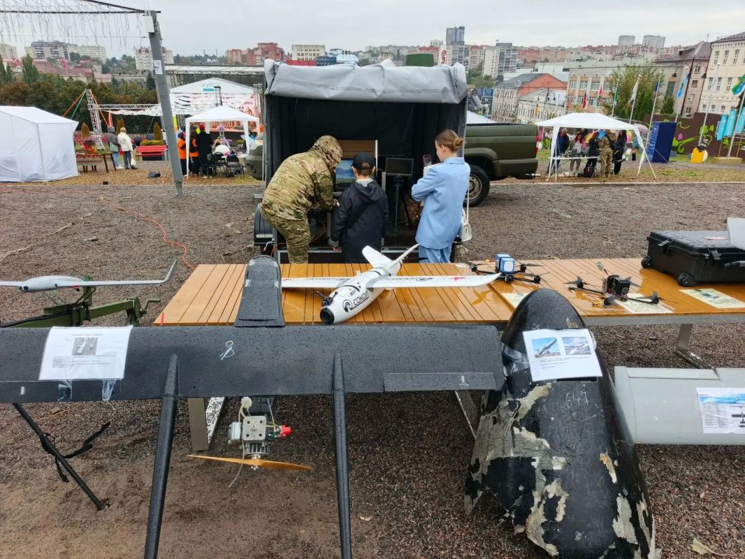 Под русские народные песни гости праздника осматривают то, что представили курские ремесленники, участвуют в мастер-классах Под русские народные песни гости праздника осматривают то, что представили курские ремесленники, участвуют в мастер-классах
