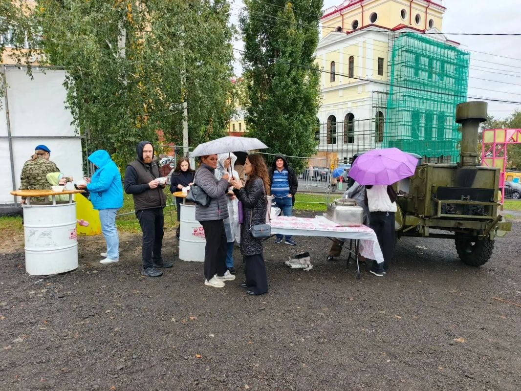 Под русские народные песни гости праздника осматривают то, что представили курские ремесленники, участвуют в мастер-классах Под русские народные песни гости праздника осматривают то, что представили курские ремесленники, участвуют в мастер-классах