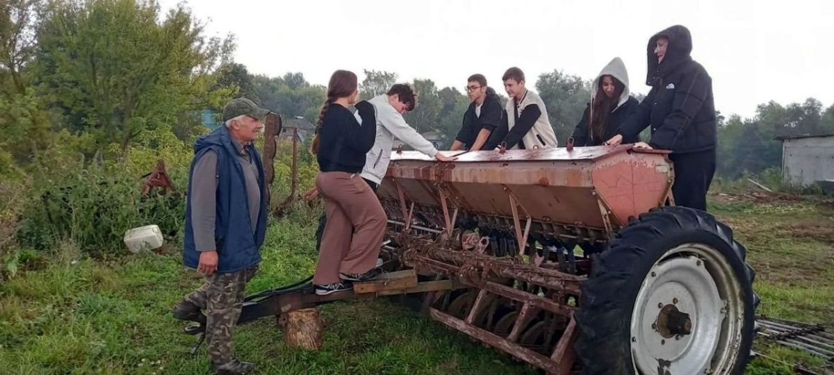 В рамках регионального форума «Россия – мои горизонты» ученики Хмелевской основной школы побывали на фермерском подворье Василия Изотова В рамках регионального форума «Россия – мои горизонты» ученики Хмелевской основной школы побывали на фермерском подворье Василия Изотова