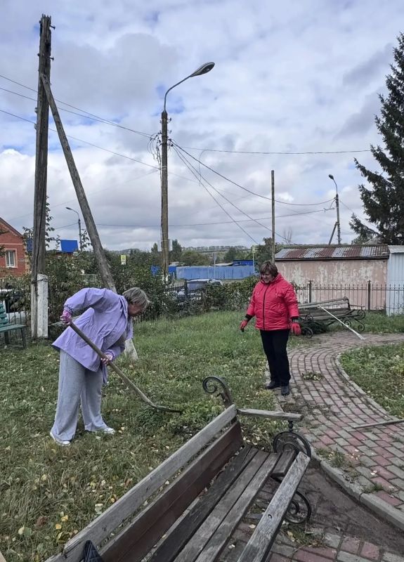 В минувшую пятницу сотрудники Администрации Большесолдатского района, Большесолдатского сельсовета и учреждений культуры района провели уборку в парке Победы села Большое Солдатское в преддверии открытия мемориала... В минувшую пятницу сотрудники Администрации Большесолдатского района, Большесолдатского сельсовета и учреждений культуры района провели уборку в парке Победы села Большое Солдатское в преддверии открытия мемориала...