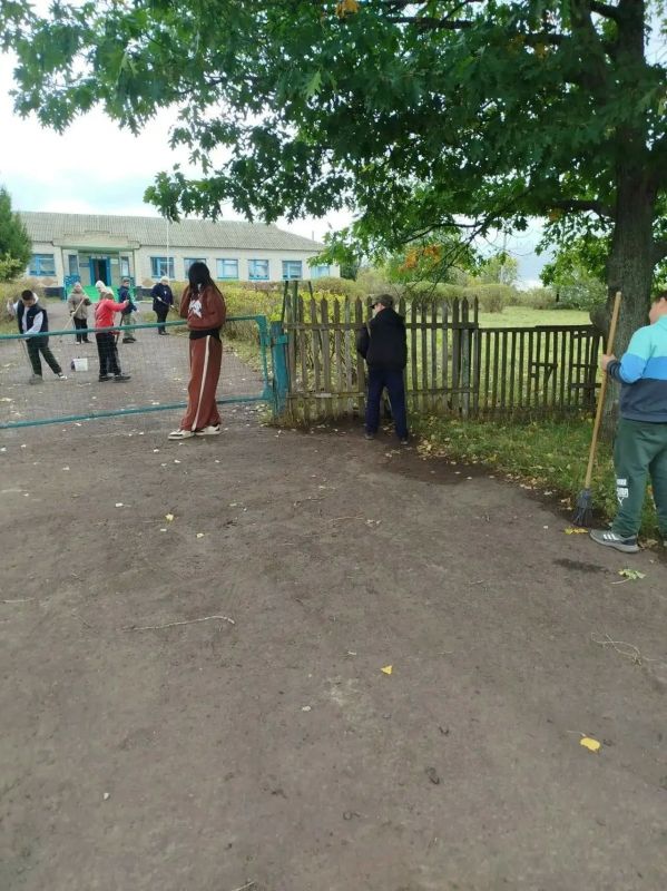 В Колычевском филиале МКОУ «Большежировская СОШ» прошёл осенний субботник по уборке пришкольной территории В Колычевском филиале МКОУ «Большежировская СОШ» прошёл осенний субботник по уборке пришкольной территории