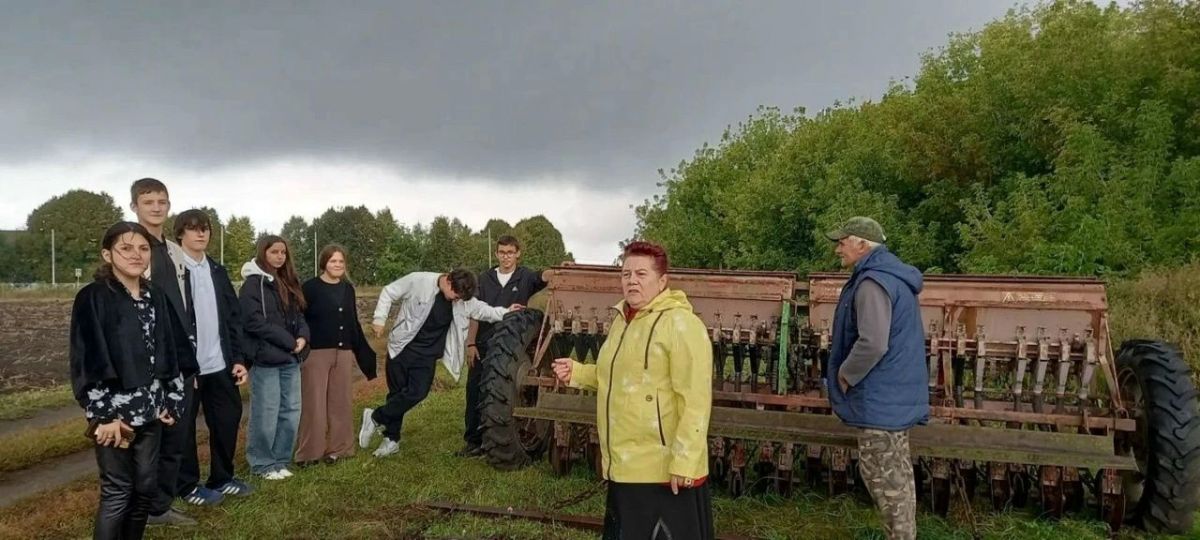 В рамках регионального форума «Россия – мои горизонты» ученики Хмелевской основной школы побывали на фермерском подворье Василия Изотова В рамках регионального форума «Россия – мои горизонты» ученики Хмелевской основной школы побывали на фермерском подворье Василия Изотова