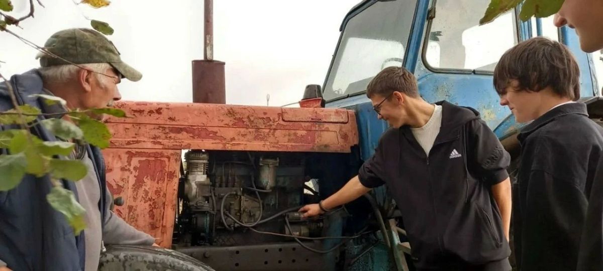 В рамках регионального форума «Россия – мои горизонты» ученики Хмелевской основной школы побывали на фермерском подворье Василия Изотова В рамках регионального форума «Россия – мои горизонты» ученики Хмелевской основной школы побывали на фермерском подворье Василия Изотова