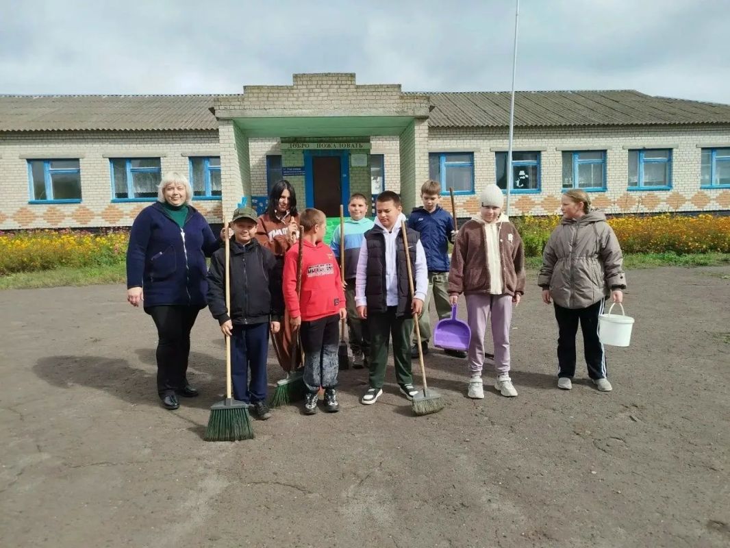 В Колычевском филиале МКОУ «Большежировская СОШ» прошёл осенний субботник по уборке пришкольной территории