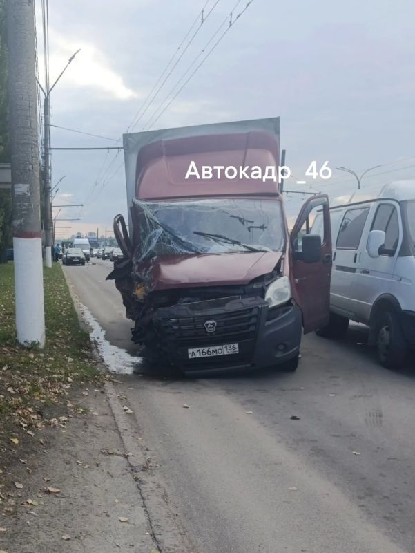 Курск встал в пробках из-за двух аварий Курск встал в пробках из-за двух аварий