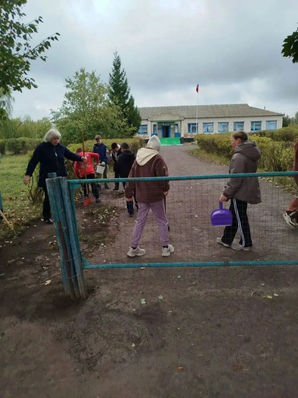 В Колычевском филиале МКОУ «Большежировская СОШ» прошёл осенний субботник по уборке пришкольной территории В Колычевском филиале МКОУ «Большежировская СОШ» прошёл осенний субботник по уборке пришкольной территории