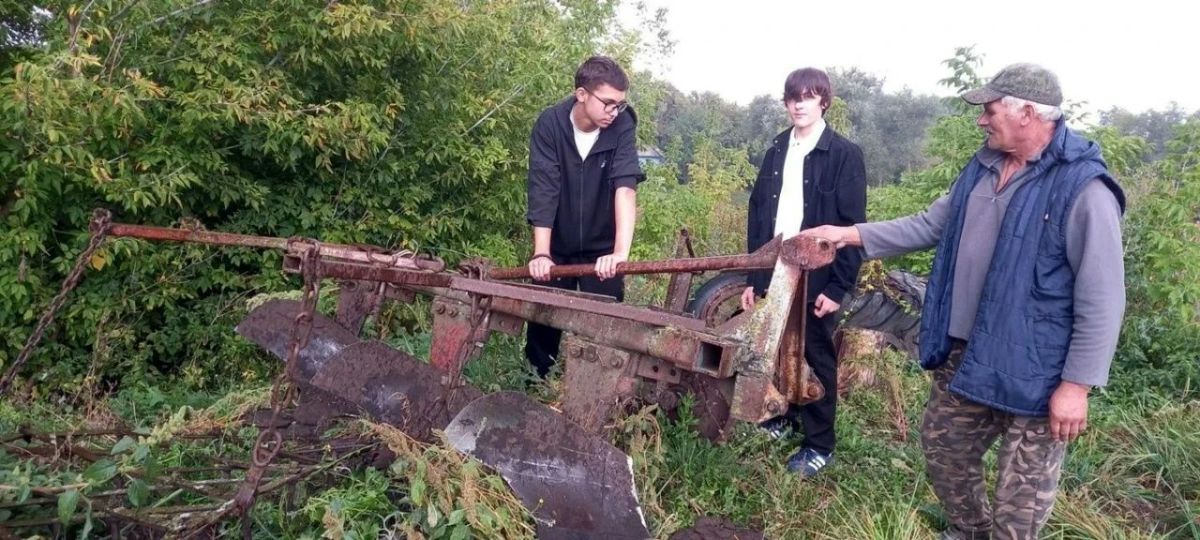 В рамках регионального форума «Россия – мои горизонты» ученики Хмелевской основной школы побывали на фермерском подворье Василия Изотова В рамках регионального форума «Россия – мои горизонты» ученики Хмелевской основной школы побывали на фермерском подворье Василия Изотова