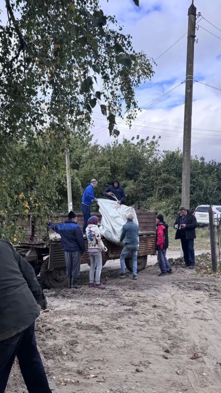 В минувшую пятницу сотрудники Администрации Большесолдатского района, Большесолдатского сельсовета и учреждений культуры района провели уборку в парке Победы села Большое Солдатское в преддверии открытия мемориала... В минувшую пятницу сотрудники Администрации Большесолдатского района, Большесолдатского сельсовета и учреждений культуры района провели уборку в парке Победы села Большое Солдатское в преддверии открытия мемориала...