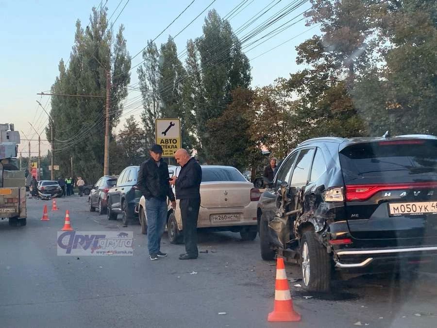 Полиция сообщила подробности массовой аварии возле АЗС в Курске с участием 10 машин Полиция сообщила подробности массовой аварии возле АЗС в Курске с участием 10 машин