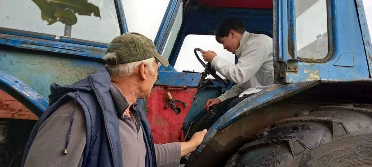 В рамках регионального форума «Россия – мои горизонты» ученики Хмелевской основной школы побывали на фермерском подворье Василия Изотова В рамках регионального форума «Россия – мои горизонты» ученики Хмелевской основной школы побывали на фермерском подворье Василия Изотова