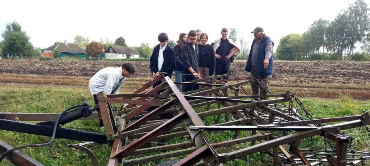 В рамках регионального форума «Россия – мои горизонты» ученики Хмелевской основной школы побывали на фермерском подворье Василия Изотова В рамках регионального форума «Россия – мои горизонты» ученики Хмелевской основной школы побывали на фермерском подворье Василия Изотова