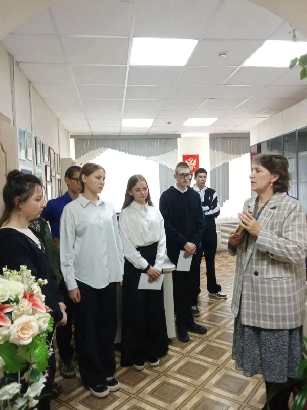 Профориентация в Пристенском районе: школьники заглянули «за кулисы» работы ЗАГСа Профориентация в Пристенском районе: школьники заглянули «за кулисы» работы ЗАГСа