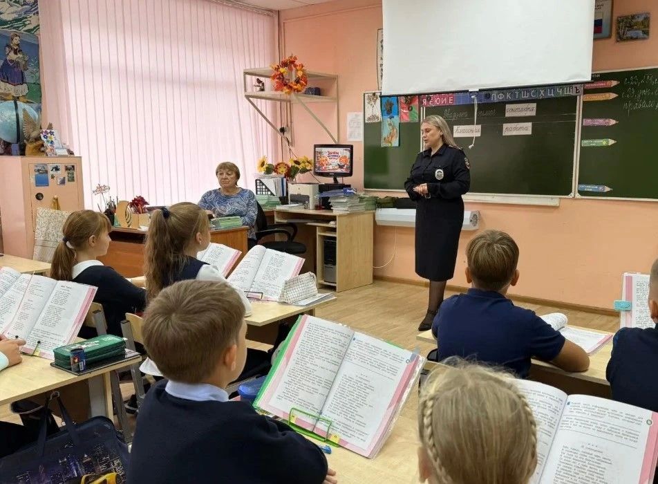 Сотрудники Госавтоинспекции Курчатова провели для учащихся «Единый урок по безопасности дорожного движения» Сотрудники Госавтоинспекции Курчатова провели для учащихся «Единый урок по безопасности дорожного движения»