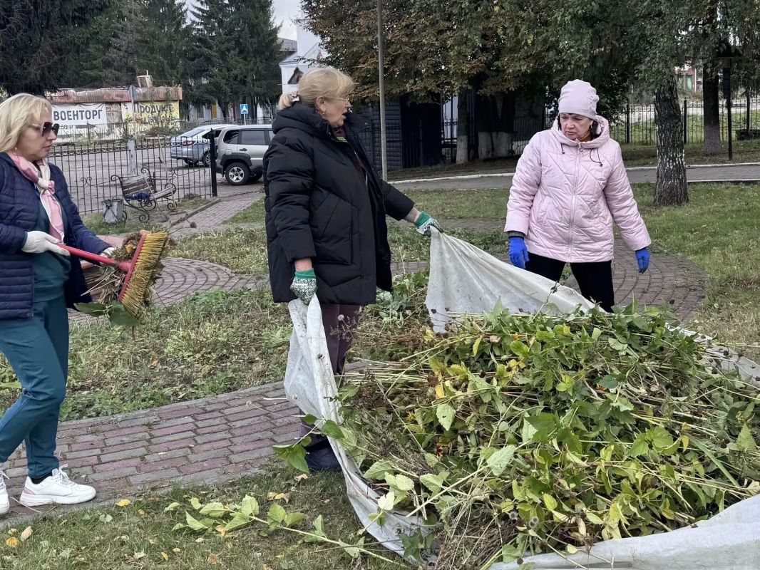 В минувшую пятницу сотрудники Администрации Большесолдатского района, Большесолдатского сельсовета и учреждений культуры района провели уборку в парке Победы села Большое Солдатское в преддверии открытия мемориала... В минувшую пятницу сотрудники Администрации Большесолдатского района, Большесолдатского сельсовета и учреждений культуры района провели уборку в парке Победы села Большое Солдатское в преддверии открытия мемориала...