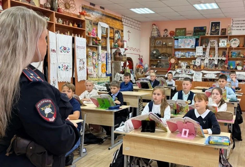 Сотрудники Госавтоинспекции Курчатова провели для учащихся «Единый урок по безопасности дорожного движения» Сотрудники Госавтоинспекции Курчатова провели для учащихся «Единый урок по безопасности дорожного движения»