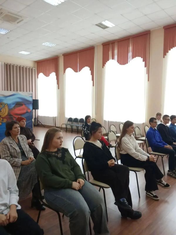 Профориентация в Пристенском районе: школьники заглянули «за кулисы» работы ЗАГСа Профориентация в Пристенском районе: школьники заглянули «за кулисы» работы ЗАГСа
