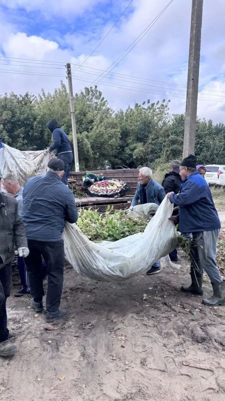 В минувшую пятницу сотрудники Администрации Большесолдатского района, Большесолдатского сельсовета и учреждений культуры района провели уборку в парке Победы села Большое Солдатское в преддверии открытия мемориала... В минувшую пятницу сотрудники Администрации Большесолдатского района, Большесолдатского сельсовета и учреждений культуры района провели уборку в парке Победы села Большое Солдатское в преддверии открытия мемориала...