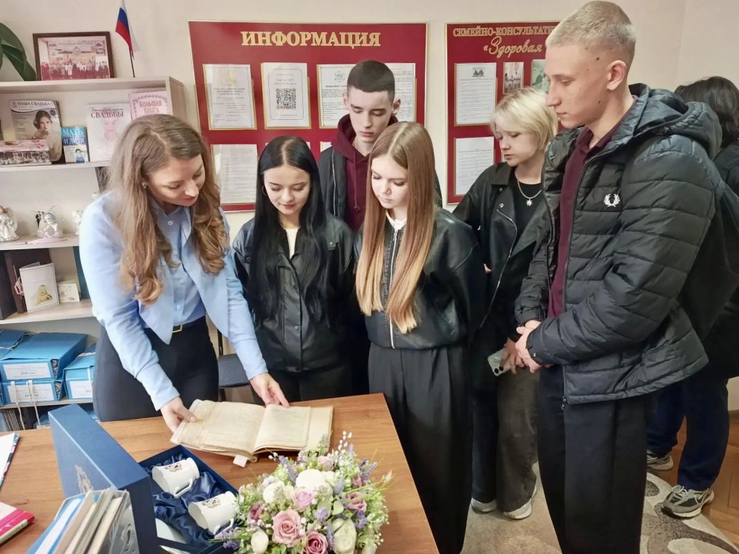 Знакомство с профессией: как старшеклассники Дмитриева побывали в гостях у ЗАГСа Знакомство с профессией: как старшеклассники Дмитриева побывали в гостях у ЗАГСа