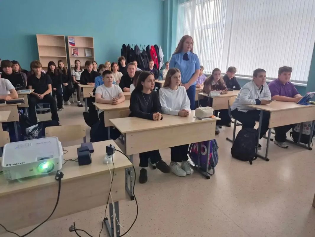 Представитель прокуратуры Суджанского района провел встречу со школьниками Представитель прокуратуры Суджанского района провел встречу со школьниками