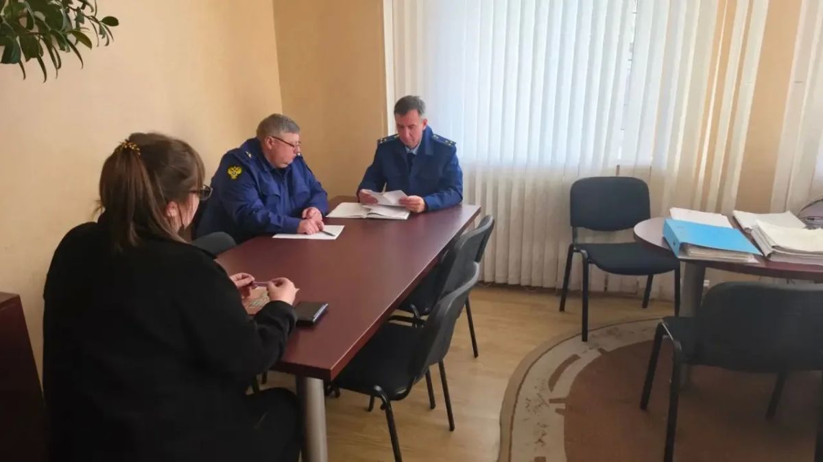 Заместитель прокурора Курской области Олег Мануковский провел личный прием граждан в Обоянском районе