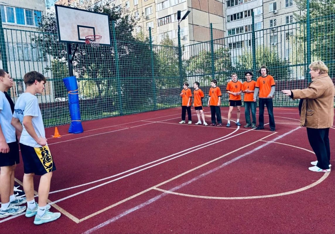 На многофункциональной спортивной площадке МБОУ «СОШ №6» г. Курчатова состоялись соревнования по русской лапте (мини-лапте) среди юношеских команд На многофункциональной спортивной площадке МБОУ «СОШ №6» г. Курчатова состоялись соревнования по русской лапте (мини-лапте) среди юношеских команд