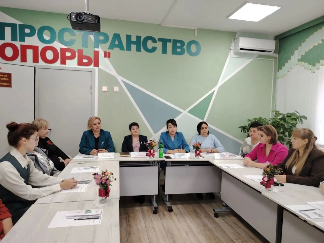 В Черемисиновском центре соцпомощи «Содействие» прошло заседание профессионального объединения воспитателей «Перспектива» на тему «Современные подходы к игровому обучению: обсуждение методов и игр, способствующих развитию... В Черемисиновском центре соцпомощи «Содействие» прошло заседание профессионального объединения воспитателей «Перспектива» на тему «Современные подходы к игровому обучению: обсуждение методов и игр, способствующих развитию...
