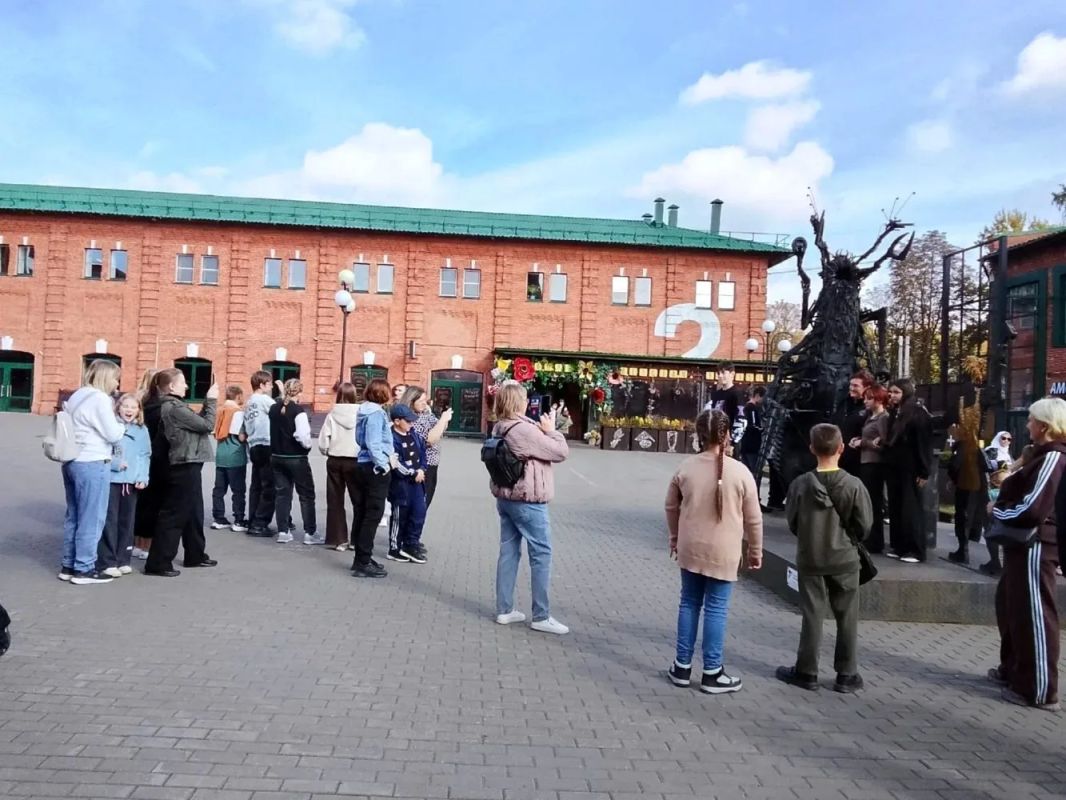 Учащиеся Верхнелюбажской средней школы недавно побывали в городе-герое Туле — месте с богатой историей и уникальной атмосферой Учащиеся Верхнелюбажской средней школы недавно побывали в городе-герое Туле — месте с богатой историей и уникальной атмосферой