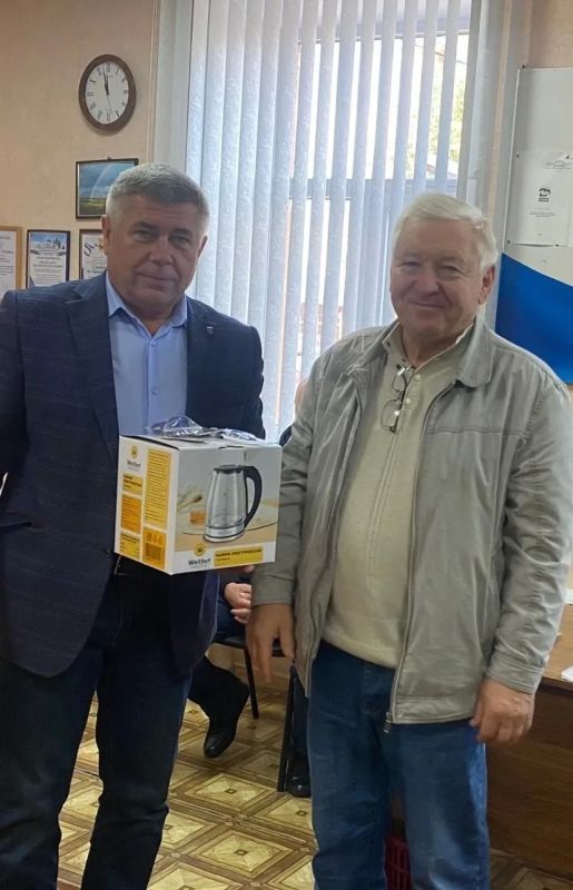 В Обояни единороссы приняли в свои ряды новичков и поздравили ветерана партии В Обояни единороссы приняли в свои ряды новичков и поздравили ветерана партии