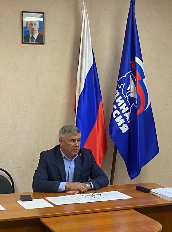 В Обояни единороссы приняли в свои ряды новичков и поздравили ветерана партии В Обояни единороссы приняли в свои ряды новичков и поздравили ветерана партии