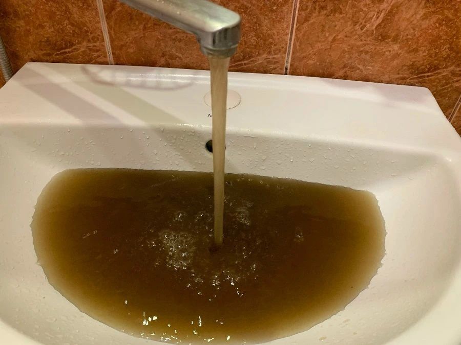 В центре Курска из кранов неожиданно пошла темно-коричневая вода