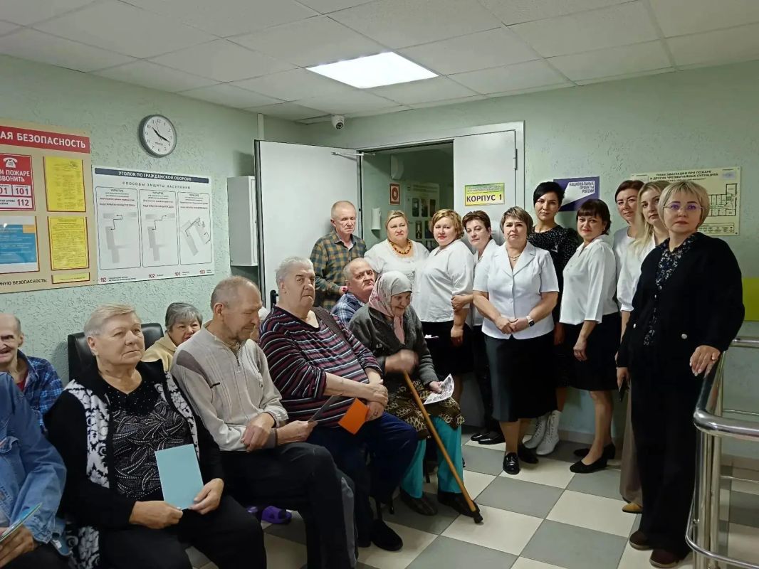 В День пожилого человека, коллектив детского сада №1 побывал в «Обоянском доме социального обслуживания» с небольшим концертом