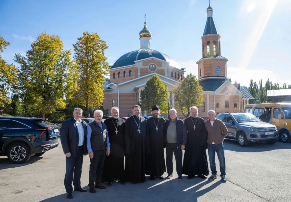 Глава Курского района Сергей Курносов в день памяти святых мучениц Веры, Надежды, Любови и матери их Софии принял участие в богослужении, которое совершил митрополит Курский и Рыльский Герман в храме в честь святых мучениц в...