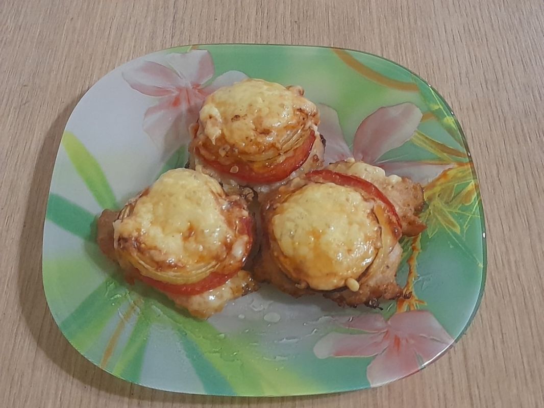 Порадуйте близких нежным мясом под овощной шубой: оригинальный рецепт свиных отбивных