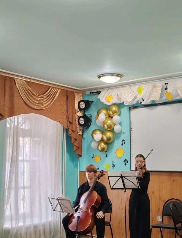 1 октября, в Международный день музыки, в Фатежскую детскую школу искусств приехали студенты и преподаватели Курского музыкального колледжа им. Г.В. Свиридова — и это был настоящий праздник искусства.Звучала музыка С.... 1 октября, в Международный день музыки, в Фатежскую детскую школу искусств приехали студенты и преподаватели Курского музыкального колледжа им. Г.В. Свиридова — и это был настоящий праздник искусства.Звучала музыка С....