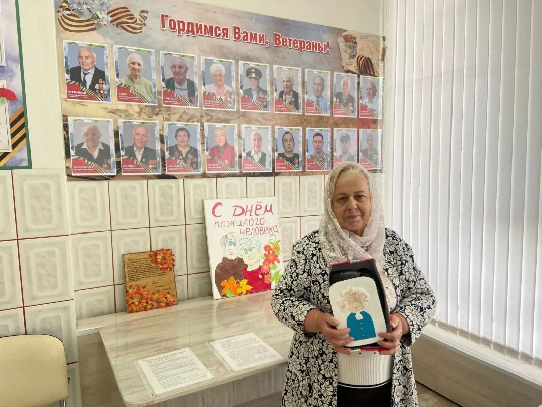 Сотрудники социального учреждения «Ветеран» совместно с волонтерами «БИБЛИОдобро» поздравили получателей социальных услуг серебряного возраста с праздником - Днем пожилого человека, вручив поздравительные открытки и подарки Сотрудники социального учреждения «Ветеран» совместно с волонтерами «БИБЛИОдобро» поздравили получателей социальных услуг серебряного возраста с праздником - Днем пожилого человека, вручив поздравительные открытки и подарки