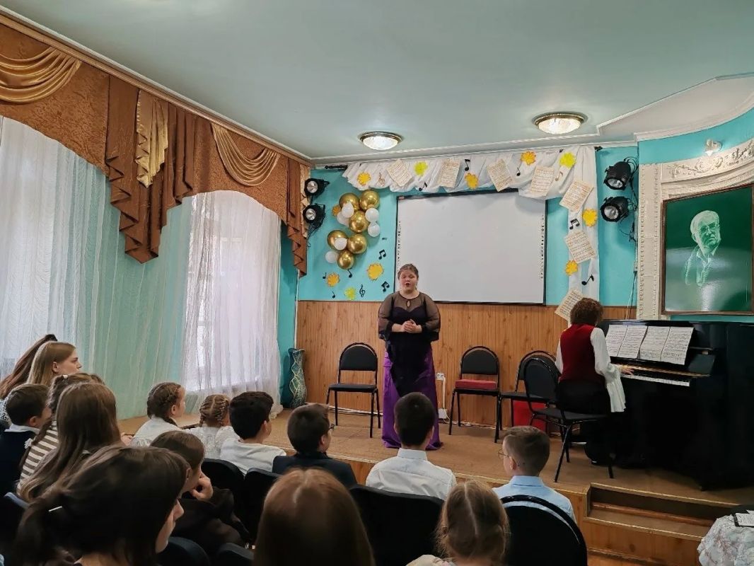 1 октября, в Международный день музыки, в Фатежскую детскую школу искусств приехали студенты и преподаватели Курского музыкального колледжа им. Г.В. Свиридова — и это был настоящий праздник искусства.Звучала музыка С.... 1 октября, в Международный день музыки, в Фатежскую детскую школу искусств приехали студенты и преподаватели Курского музыкального колледжа им. Г.В. Свиридова — и это был настоящий праздник искусства.Звучала музыка С....