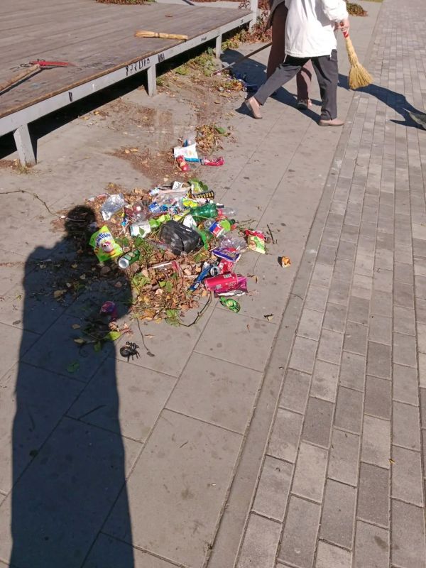 Сегодня сотрудники Администрации города вышли на субботник — навели порядок на Центральной площади Сегодня сотрудники Администрации города вышли на субботник — навели порядок на Центральной площади