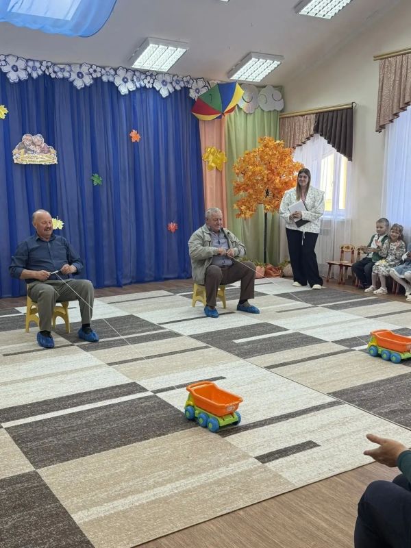 Орлята- дошколята подготовительной к школе группы "Лучики" "Детского сада г.Фатежа "Золотой ключик" с большой любовью и старанием подготовили поздравления для своих любимых бабушек и дедушек Орлята- дошколята подготовительной к школе группы "Лучики" "Детского сада г.Фатежа "Золотой ключик" с большой любовью и старанием подготовили поздравления для своих любимых бабушек и дедушек