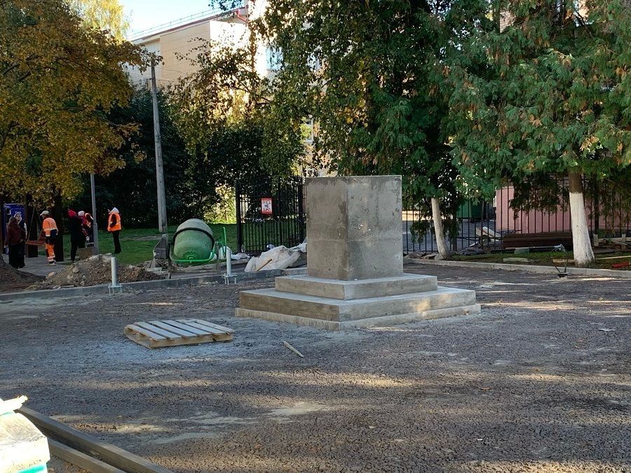 В центре Курска начали устанавливать памятник Брежневу В центре Курска начали устанавливать памятник Брежневу