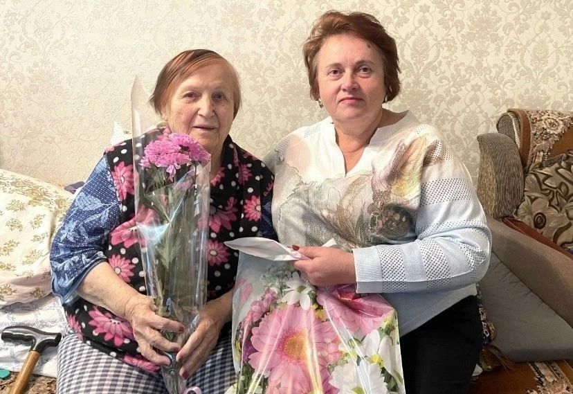 Сотрудники социального учреждения «Ветеран» совместно с волонтерами «БИБЛИОдобро» поздравили получателей социальных услуг серебряного возраста с праздником - Днем пожилого человека, вручив поздравительные открытки и подарки Сотрудники социального учреждения «Ветеран» совместно с волонтерами «БИБЛИОдобро» поздравили получателей социальных услуг серебряного возраста с праздником - Днем пожилого человека, вручив поздравительные открытки и подарки