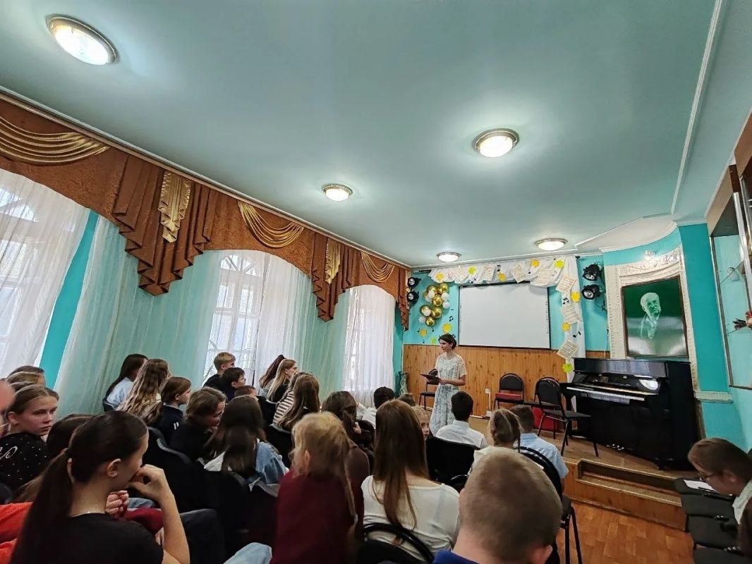 1 октября, в Международный день музыки, в Фатежскую детскую школу искусств приехали студенты и преподаватели Курского музыкального колледжа им. Г.В. Свиридова — и это был настоящий праздник искусства.Звучала музыка С.... 1 октября, в Международный день музыки, в Фатежскую детскую школу искусств приехали студенты и преподаватели Курского музыкального колледжа им. Г.В. Свиридова — и это был настоящий праздник искусства.Звучала музыка С....