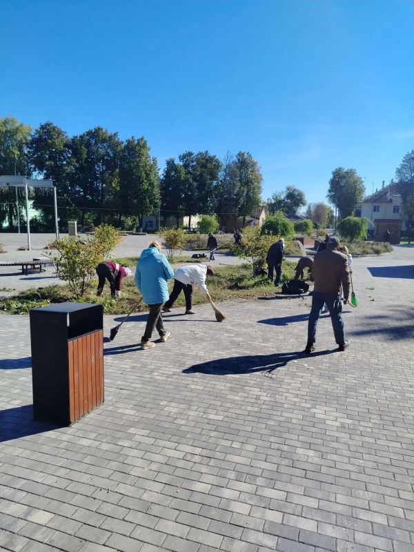 Сегодня сотрудники Администрации города вышли на субботник — навели порядок на Центральной площади Сегодня сотрудники Администрации города вышли на субботник — навели порядок на Центральной площади