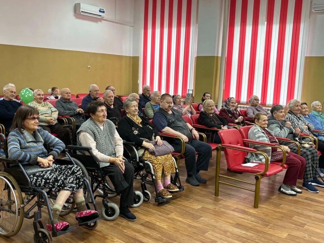 Школьники порадовали жителей пансионата ветеранов войны и труда «Сосновый бор» Школьники порадовали жителей пансионата ветеранов войны и труда «Сосновый бор»
