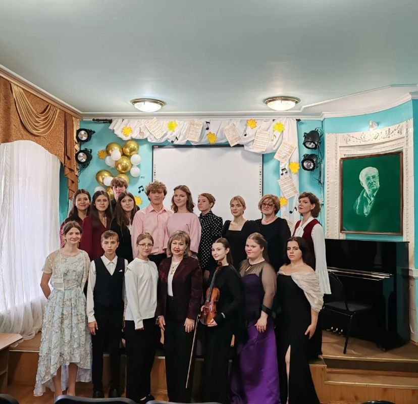 1 октября, в Международный день музыки, в Фатежскую детскую школу искусств приехали студенты и преподаватели Курского музыкального колледжа им. Г.В. Свиридова — и это был настоящий праздник искусства.Звучала музыка С.... 1 октября, в Международный день музыки, в Фатежскую детскую школу искусств приехали студенты и преподаватели Курского музыкального колледжа им. Г.В. Свиридова — и это был настоящий праздник искусства.Звучала музыка С....
