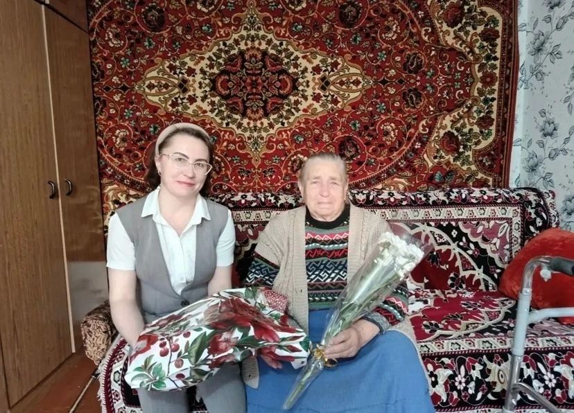 Сотрудники социального учреждения «Ветеран» совместно с волонтерами «БИБЛИОдобро» поздравили получателей социальных услуг серебряного возраста с праздником - Днем пожилого человека, вручив поздравительные открытки и подарки Сотрудники социального учреждения «Ветеран» совместно с волонтерами «БИБЛИОдобро» поздравили получателей социальных услуг серебряного возраста с праздником - Днем пожилого человека, вручив поздравительные открытки и подарки