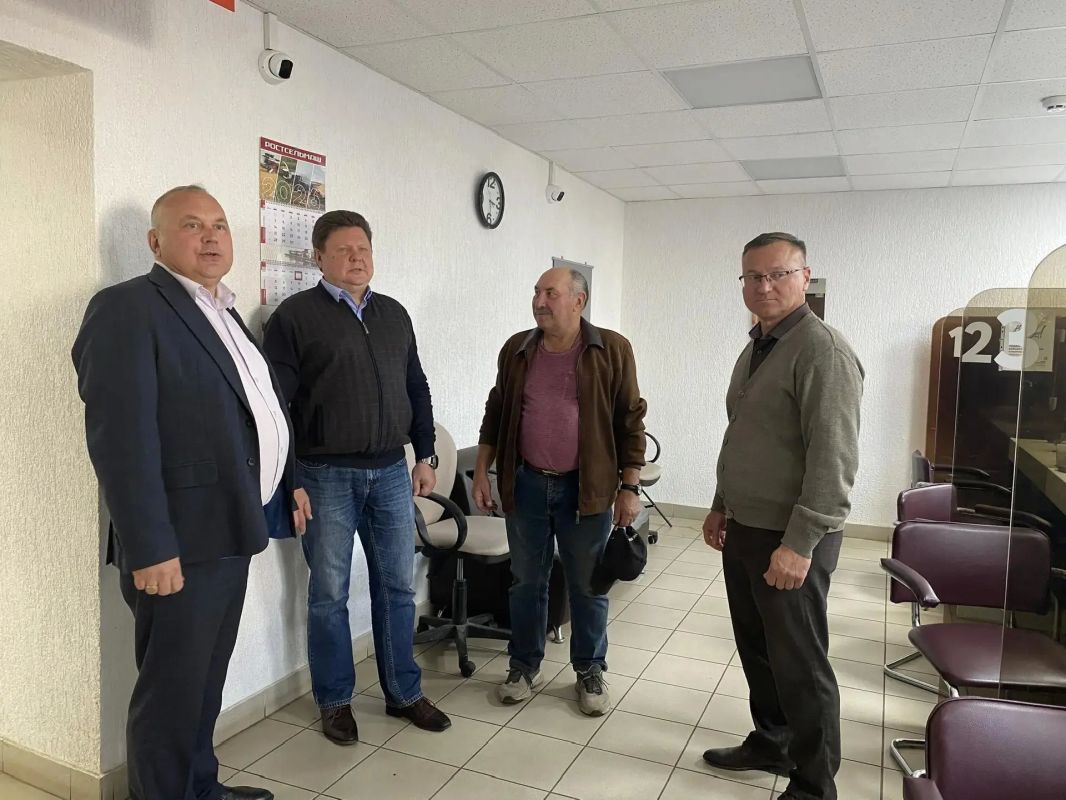 Накануне, завершив рабочий визит в Касторенский район, министр цифрового развития и связи Курской области Сергей Кожевников посетил посёлок городского типа Тим