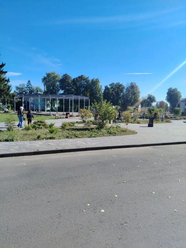 Сегодня сотрудники Администрации города вышли на субботник — навели порядок на Центральной площади Сегодня сотрудники Администрации города вышли на субботник — навели порядок на Центральной площади